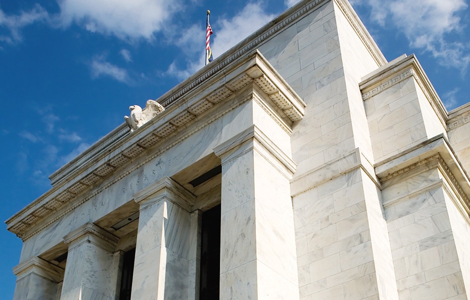 为什么“股债汇三杀”还没能逼美联储降息？